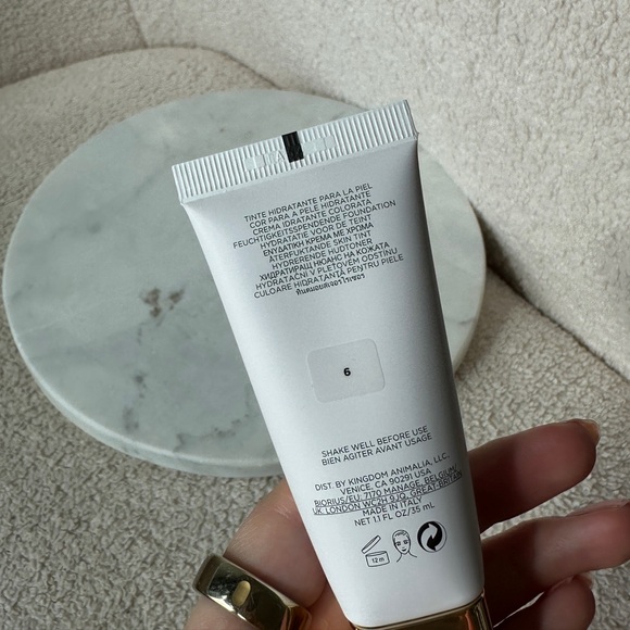 NEW Hourglass Veil Hydrating Skin Tint Foundation | Shade 6 - Light Cool - Picture 11 of 16